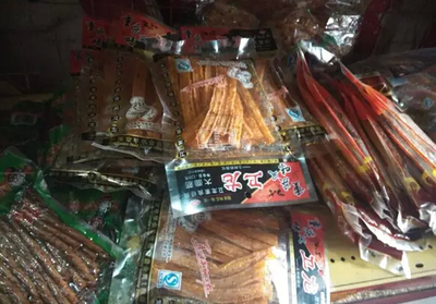 哈爾濱校園周邊食品安全隱憂 '五毛零食'身份難辨，生產日期一抹即掉