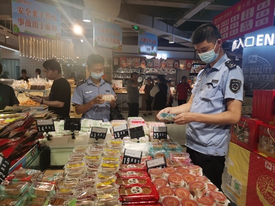 專項檢查?！拔浮卑踩?，縣市場監管局嚴把中秋月餅質量關